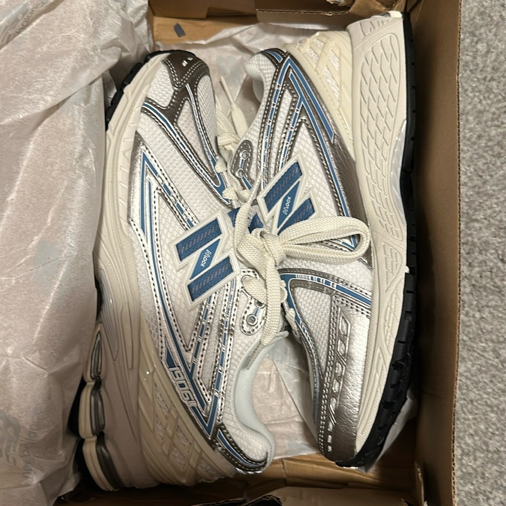 Brand new New Balance 1906R in color white blue